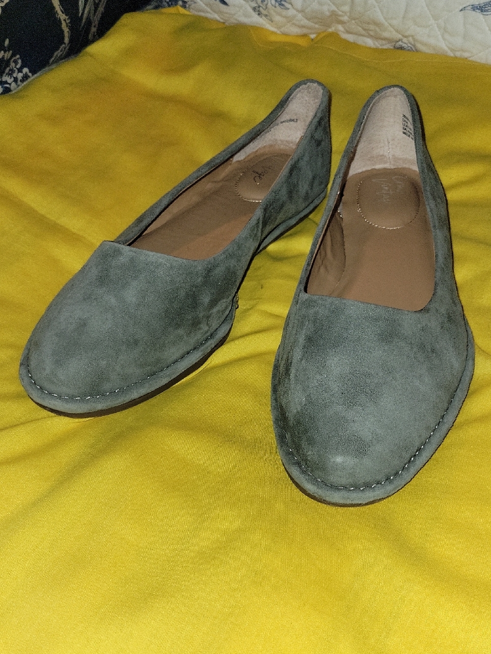 Crown Vintage moss green suede Ballet flats, size 8